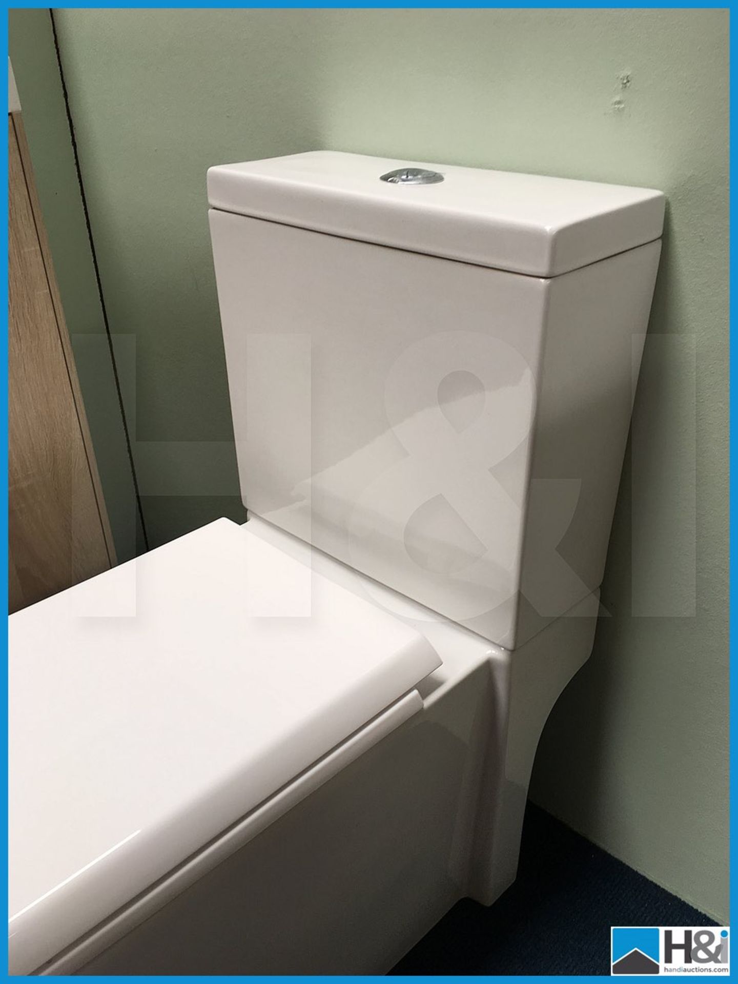 Stunning contemporary Milan square style close couple WC with top flush and soft close seat. New and - Image 4 of 5