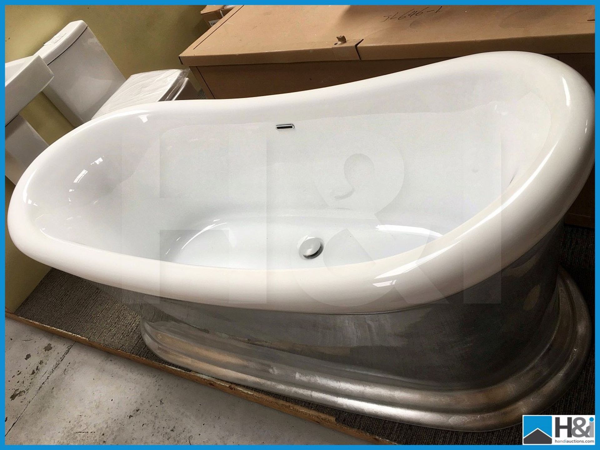 Beautiful roll top freestanding slipper style bathtub with metallic effect sides. 1700x750.