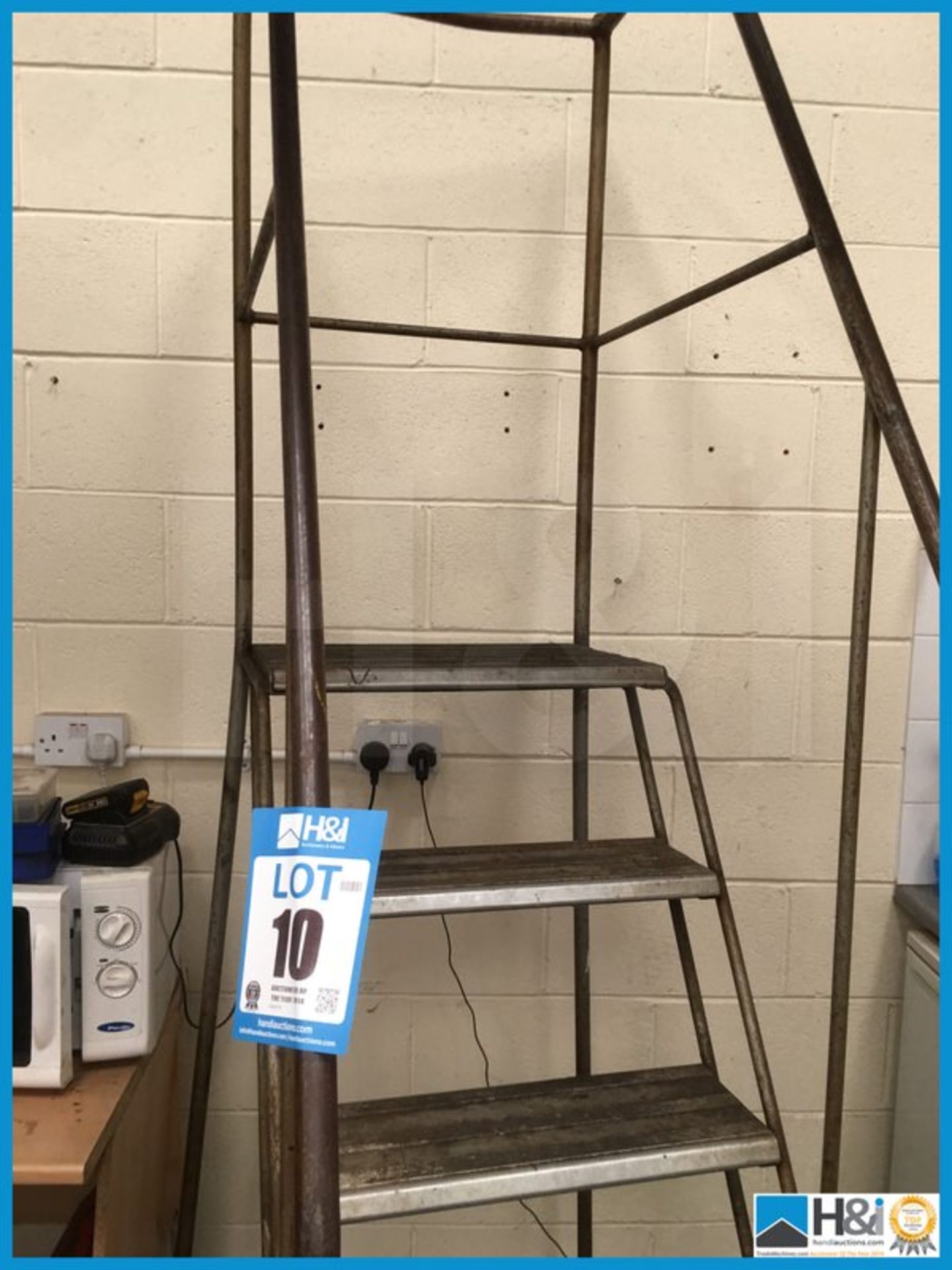 Portable step platform. 1400mm platform height. Good condition Appraisal: Viewing Advised Serial No: - Image 3 of 3