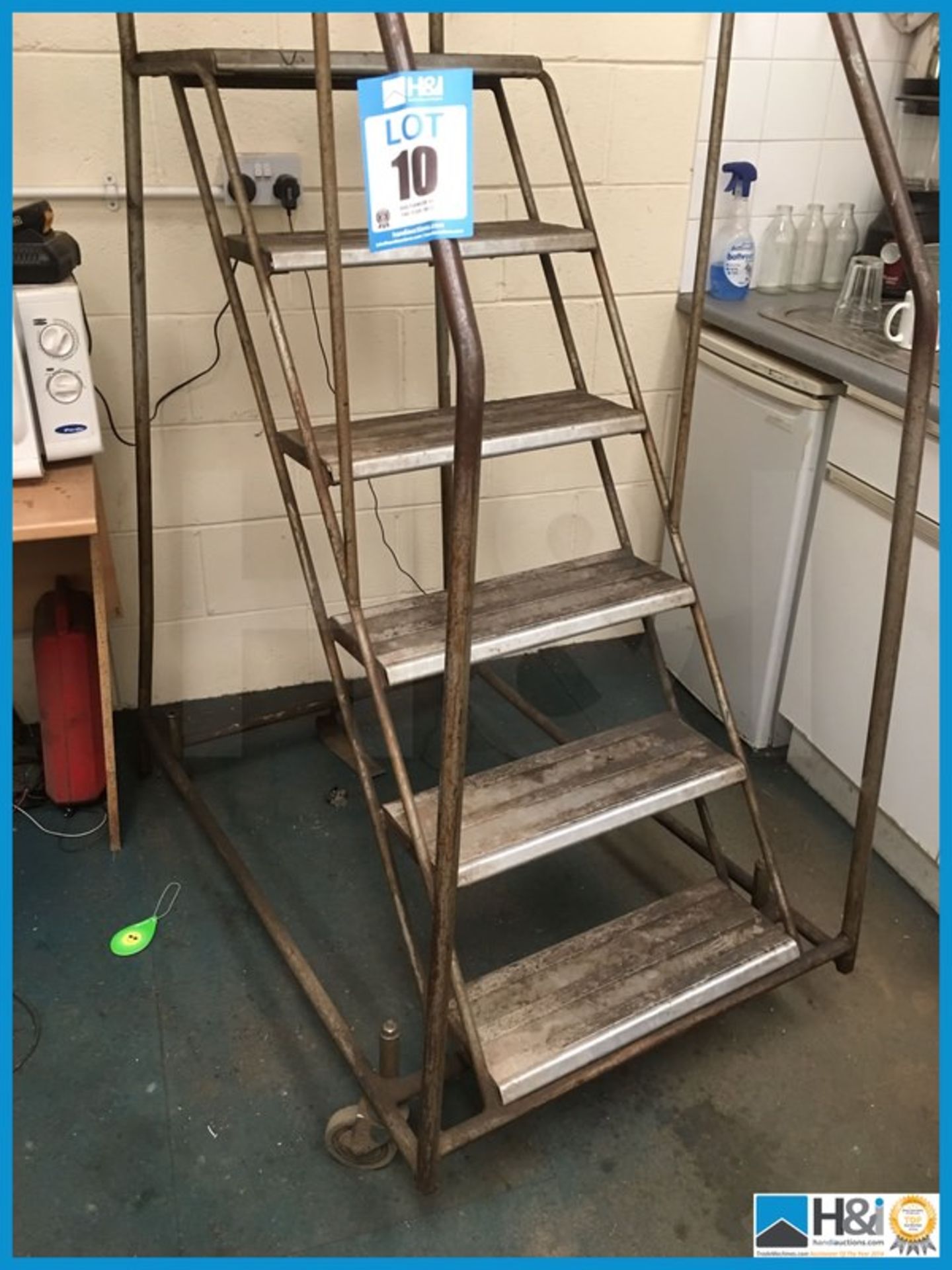 Portable step platform. 1400mm platform height. Good condition Appraisal: Viewing Advised Serial No: - Image 2 of 3