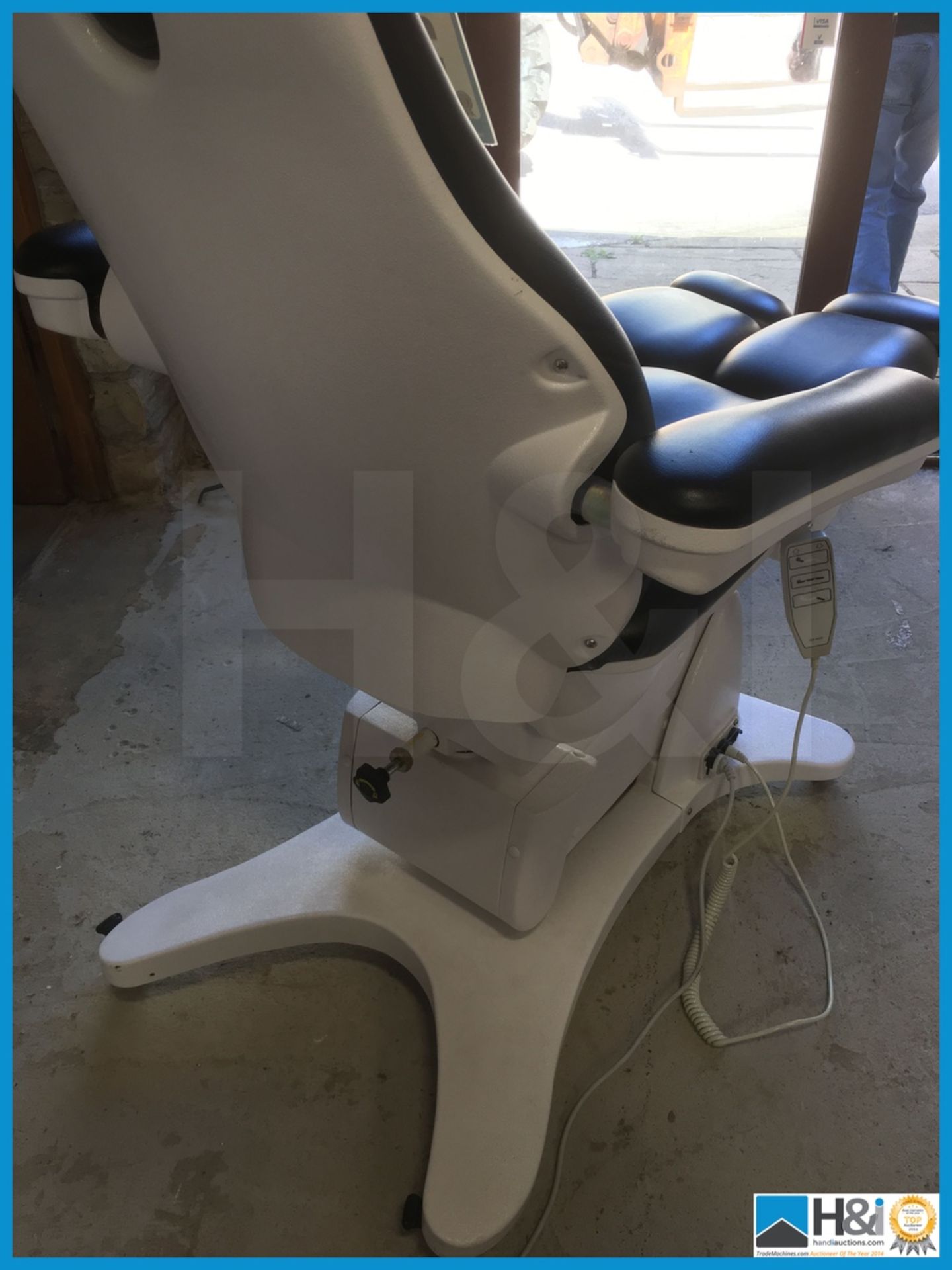 Ex display but in perfect condition electrically operated tattooist or therapist chair brand new - Bild 6 aus 9