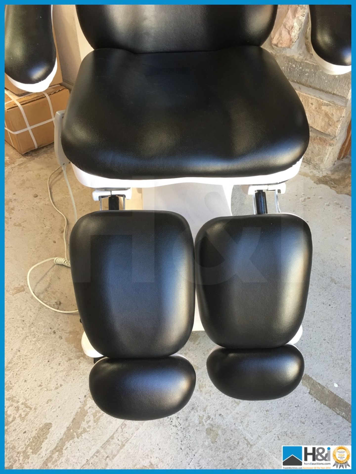 Ex display but in perfect condition electrically operated tattooist or therapist chair brand new - Bild 9 aus 9