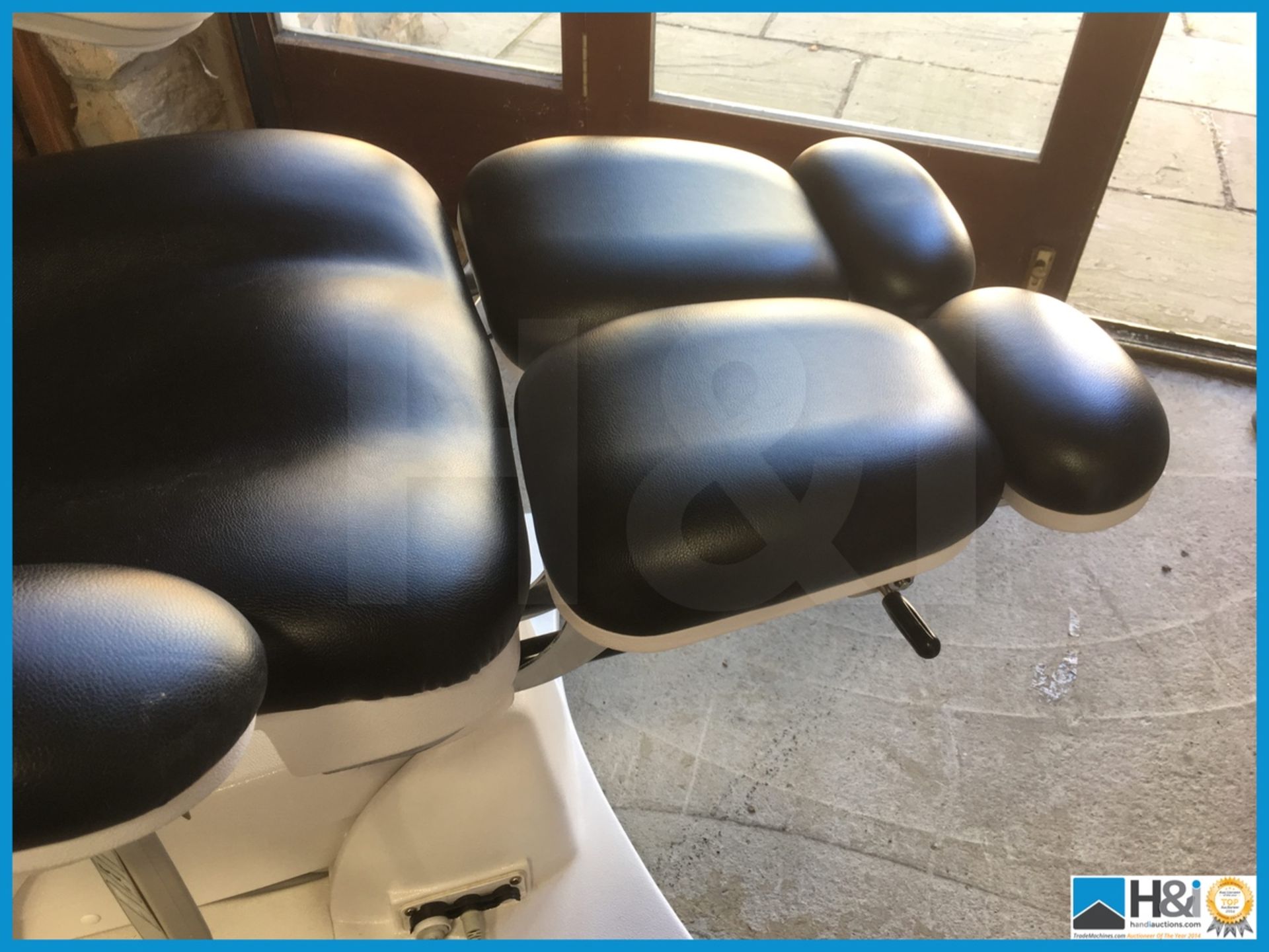 Ex display but in perfect condition electrically operated tattooist or therapist chair brand new - Bild 4 aus 9