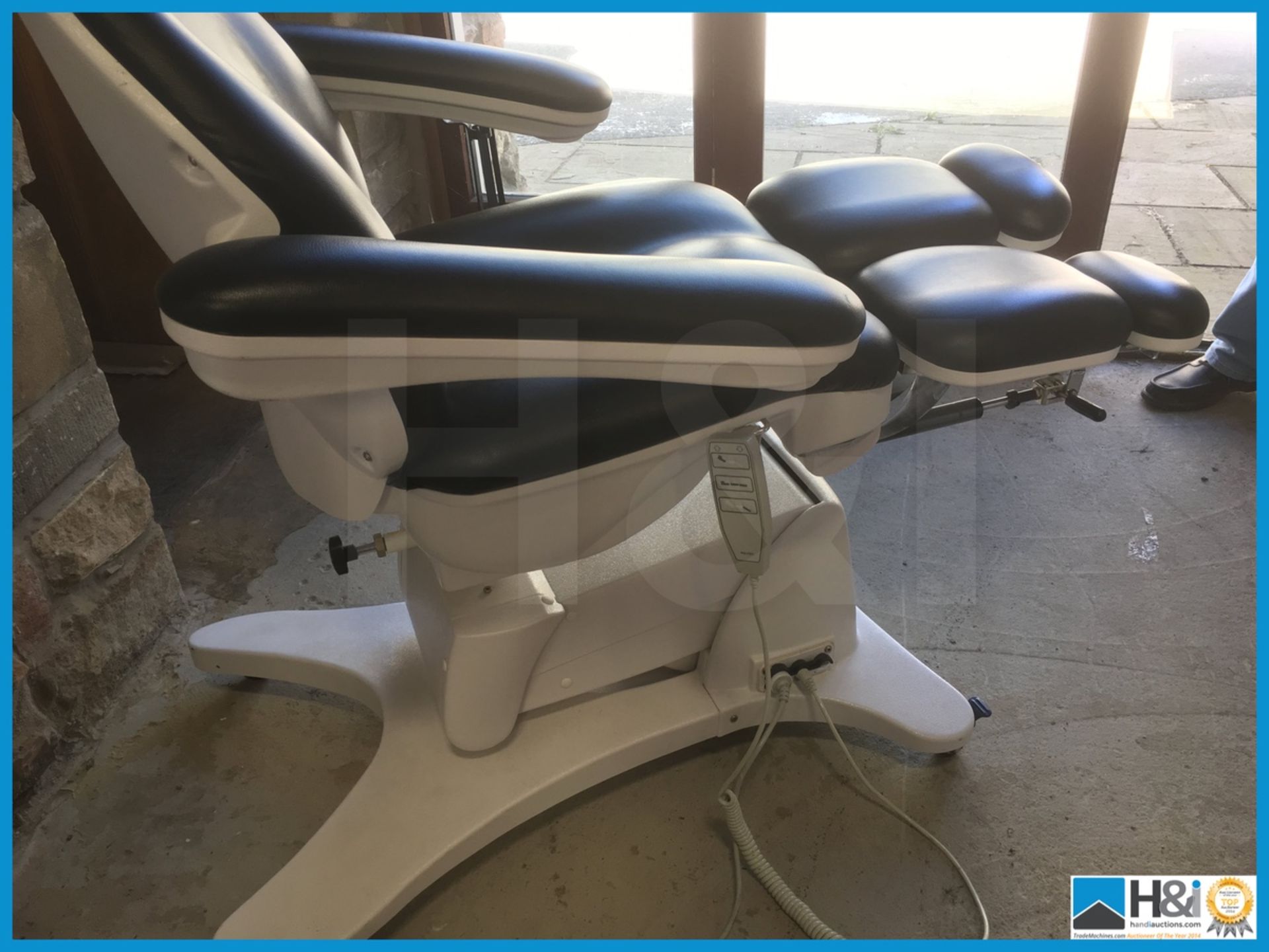 Ex display but in perfect condition electrically operated tattooist or therapist chair brand new - Bild 2 aus 9