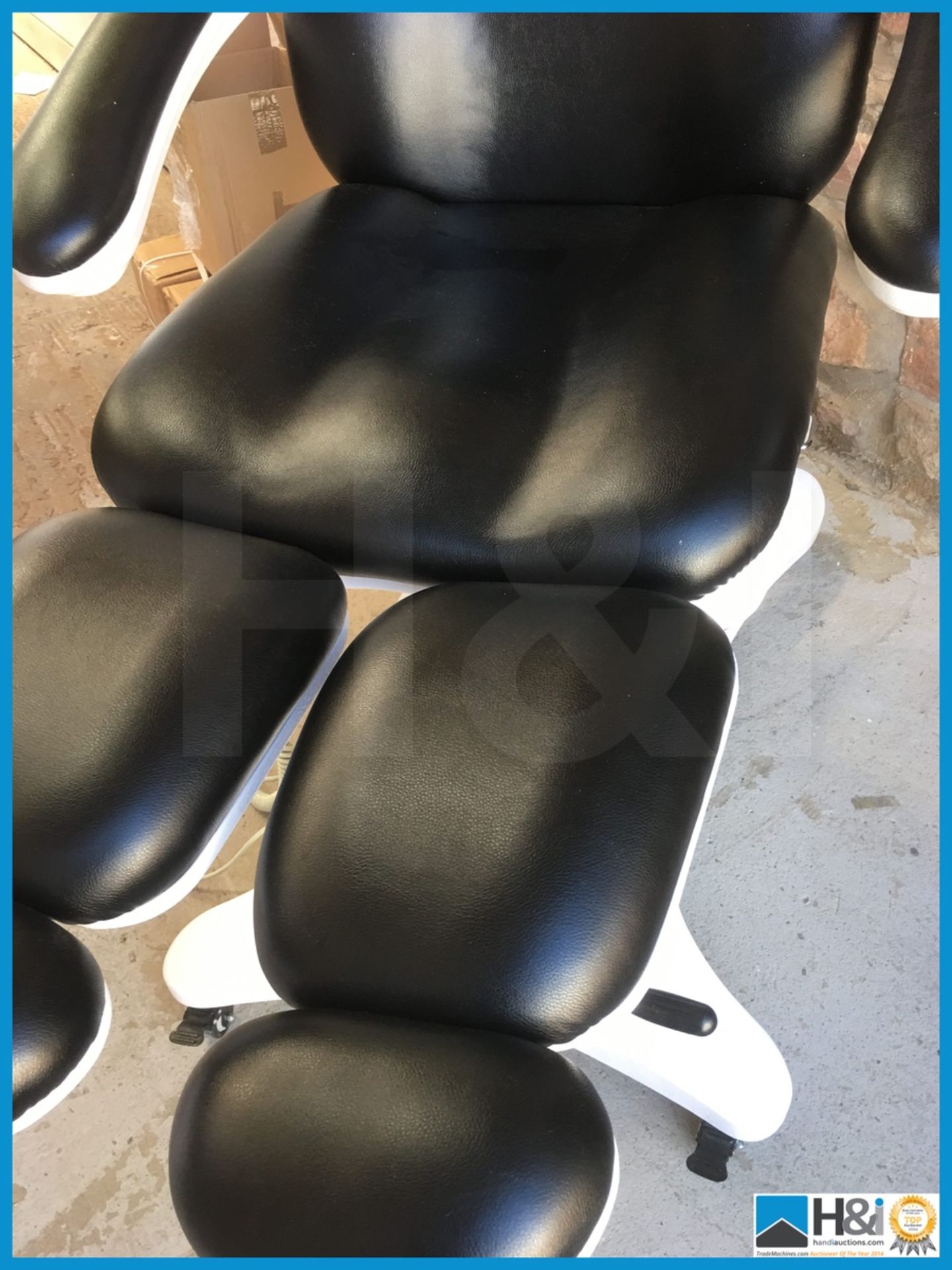 Ex display but in perfect condition electrically operated tattooist or therapist chair brand new - Bild 7 aus 9