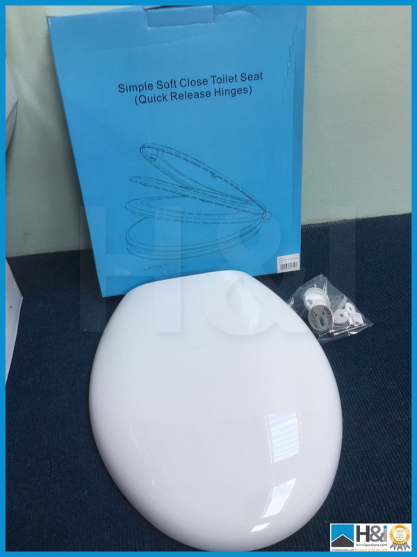 Designer simple soft close toilet seat with soft close hinges. New and boxed. Suggested