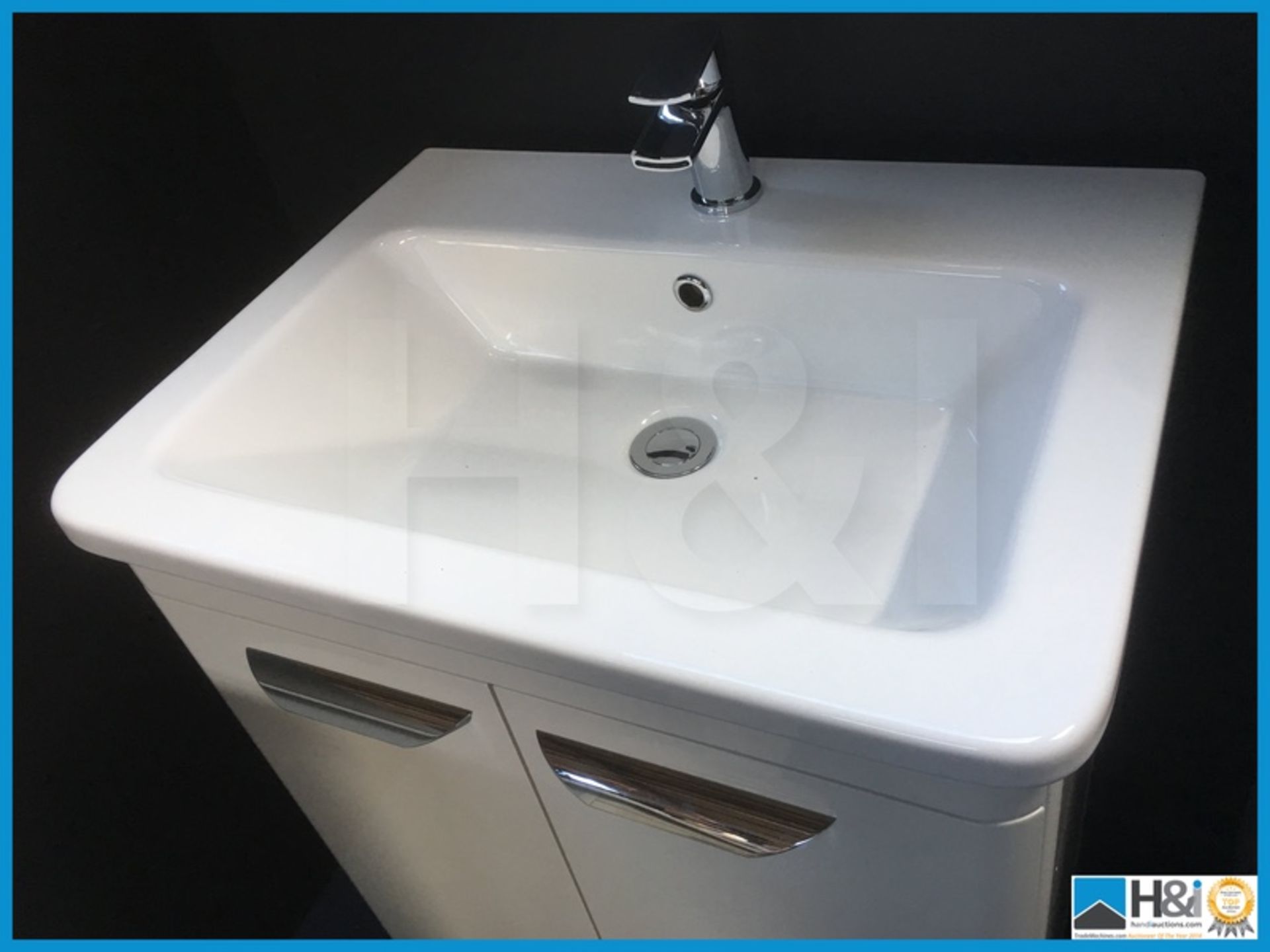 Stunning designer floor standing double door gloss white vanity unit with ceramic basin and designer - Image 2 of 4