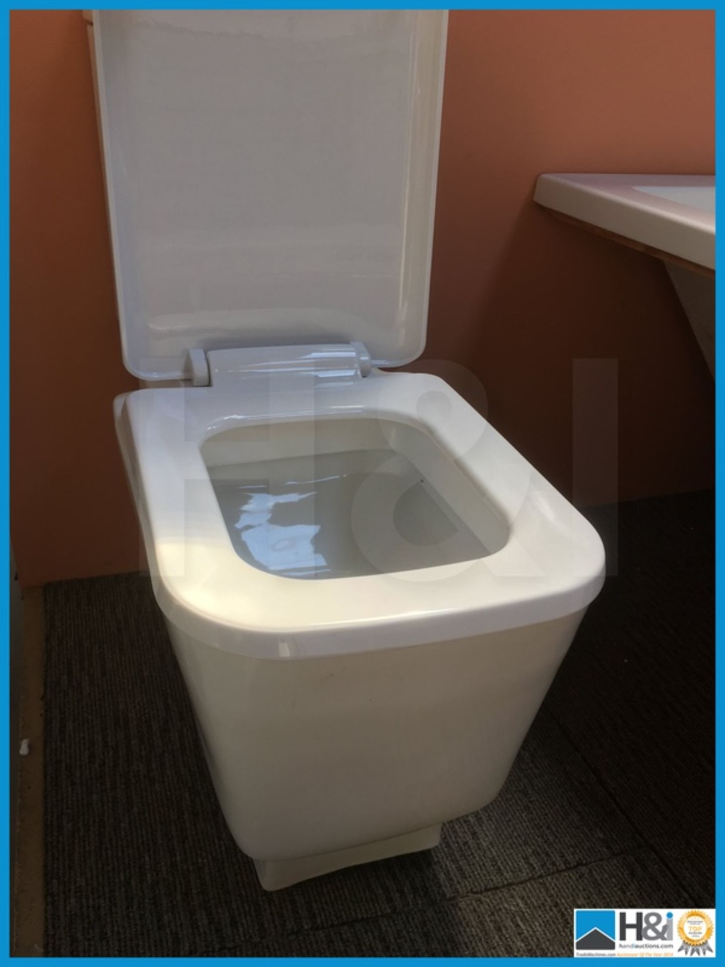 Beautiful designer square contemporary toilet with matching soft close seat. New and boxed. - Image 4 of 4