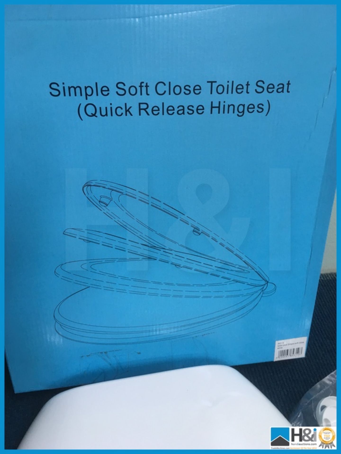 Designer simple soft close toilet seat with soft close hinges. New and boxed. Suggested - Image 2 of 3