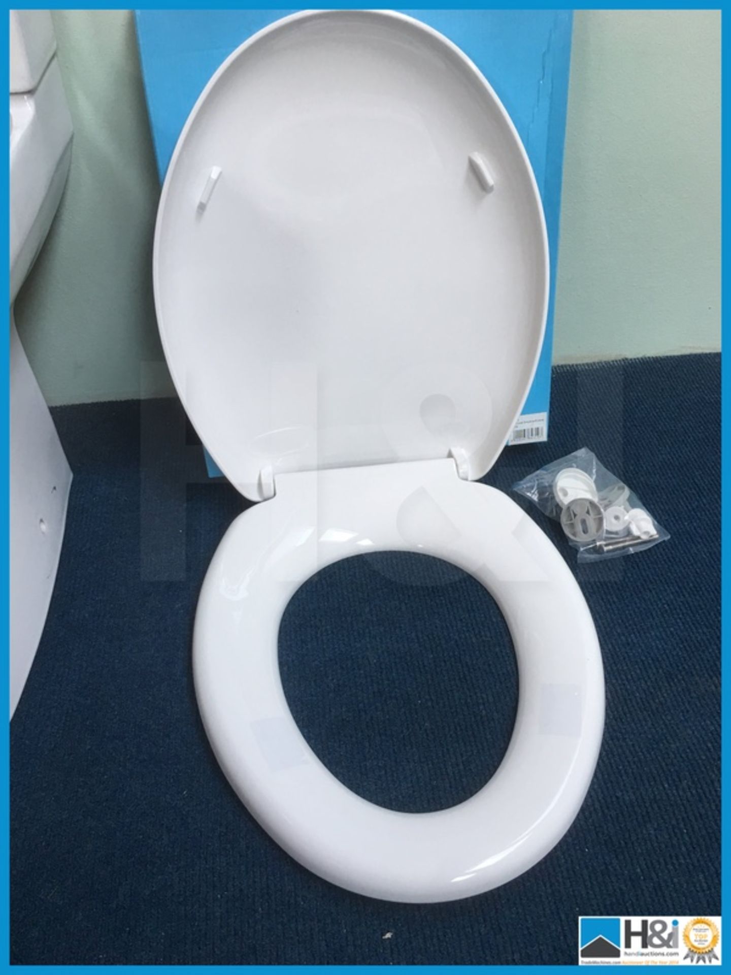 Designer simple soft close toilet seat with soft close hinges. New and boxed. Suggested - Image 3 of 3