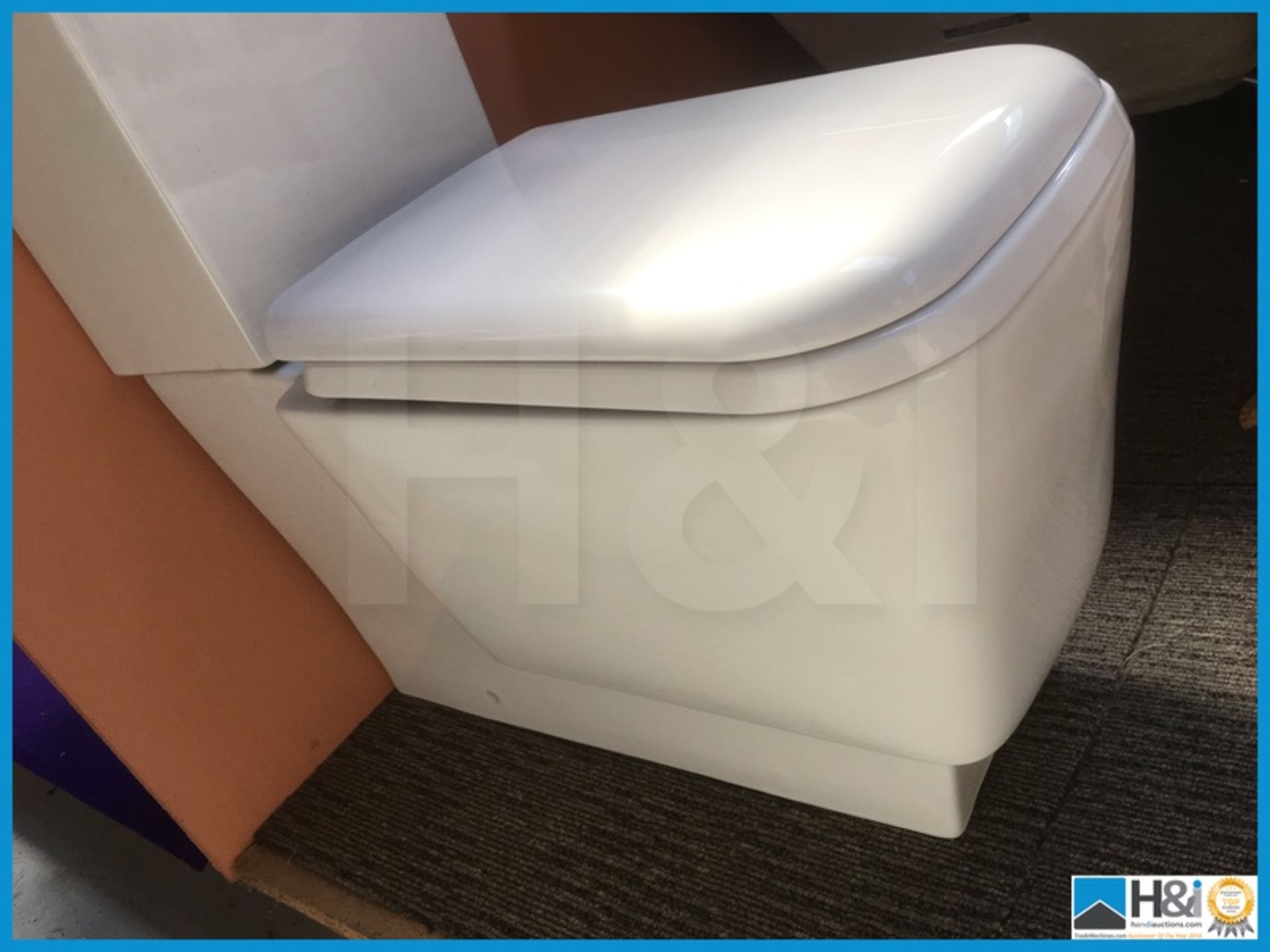 Beautiful designer square contemporary toilet with matching soft close seat. New and boxed. - Image 2 of 4