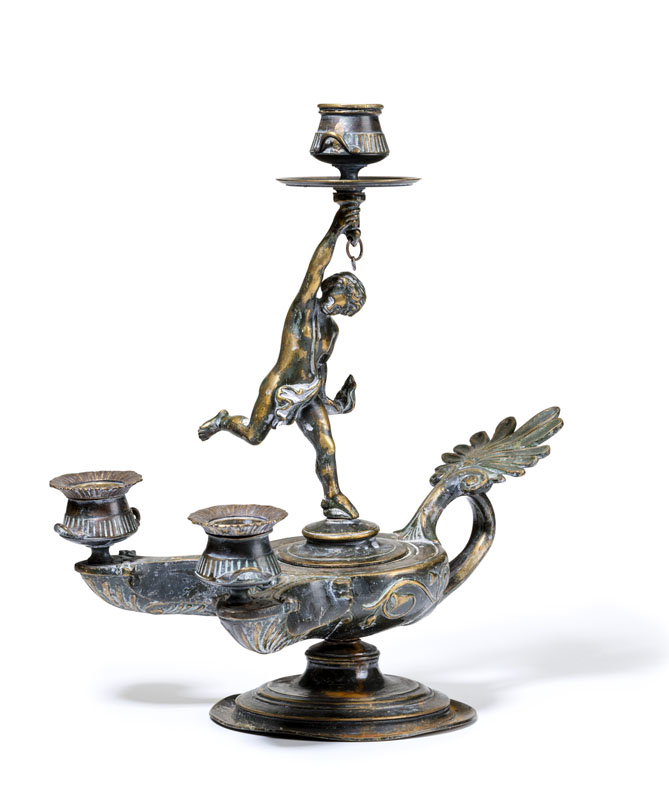 Candélabre en forme de lampe à huile romaine- bronze ou laiton patiné- trois feux- h. 30 cm