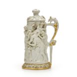 Chope couverte en porcelaine blanche de Capodimonte- XIXe s. A décor en relief de scène de