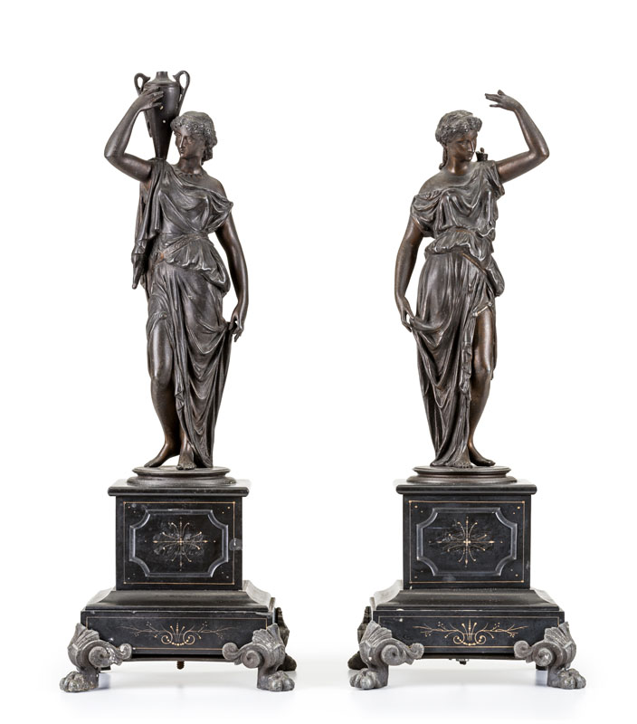 Porteuses d'eau- paire de statuettes en régule représentant des jeunes femmes drapées à l'antique