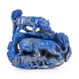Lion et lionne rugissant- sculpture en lapis-lazuli à décor sinisant- XXe s.- h. 18 cm
