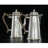 1 cafetière et 1 verseuse en argent d'époque George V- Londres- 1917. De forme tronconique- le corps