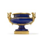 Large coupe jardinière en cristal bleu cobalt montée en bronze doré par Baccarat- fin XIXe s. Sur