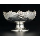 Grande coupe sur pied Art Nouveau en métal argenté Gallia. La bordure polylobée ornée de fleurs et