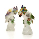 Couple de cacatoès en porcelaine polychrome de Samson. Posant sur une souche-h. 35 et 36 cm