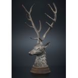 Tête de cerf en métal argenté- posant sur un socle en bois- h. 50-5 cm