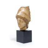 Petite tête d'Athéna ou de Minerve en albâtre- probablement antique- h. 6-5 cm