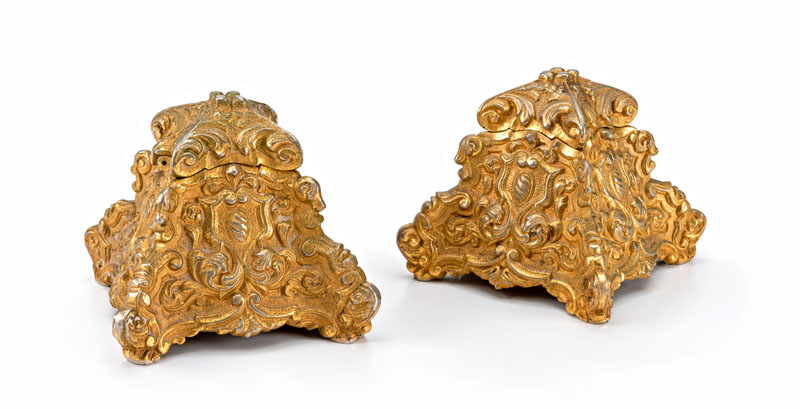 Paire d'encriers de style Louis XV- fin XIXe s.-début XXe s.- en bronze ciselé et doré- de forme