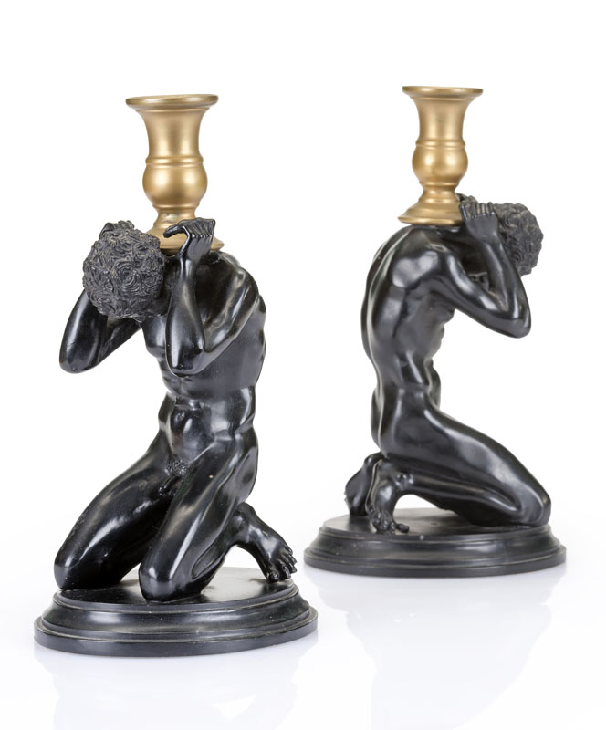 Paire de bougeoirs en résine et laiton figurant des atlantes agenouillés- h. 26 cm