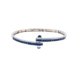 Bracelet rigide en or 750 serti de saphirs taille carré et cabochon- circ. 18 cm- 19g /