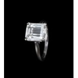 Solitaire en or gris 750 serti d'un diamant taille émeraude de 3.03 ct- H- SI2- selon certificat