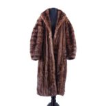 Yves Saint Laurent- long manteau en vison sauvage marron- travail à bandes verticales et