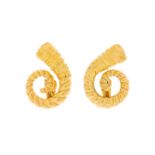 Paire de clips d'oreilles en or 900 à décor de 2 têtes de sphinge- h. 3.5 cm- 31g /