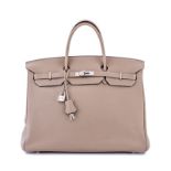 Hermès- sac Birkin 40 en cuir Togo gris tourterelle- année 2009- bouclerie palladiée- tirette et