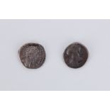 2 monnaies romaines en argent : 1 monnaie impériale d'Antonin le Pieux (138-161 ap. J.-C.) et 1