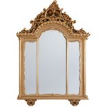 Miroir à parclose de style Baroque- Italie- XXe s.- en bois doré et stuc- cadre cintré richement