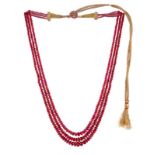 Collier 3 rangs de billes de rubis facettées (total env. 140 ct)- longueur ajustable