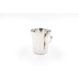 Petite tasse en argent Sterling- par Tiffany & Co- New York- 1907-1947. Le corps uni gravé d'une