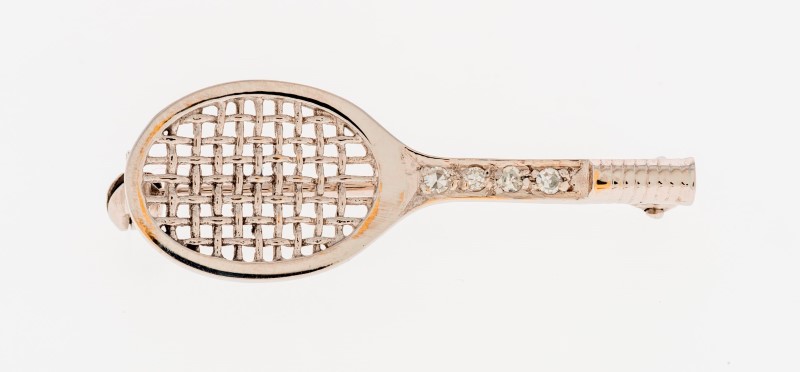 Broche raquette de tennis en or gris 750 sertie de diamants taille 8/8- long. 3.2 cm