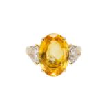 Bague en or 750 sertie d'un saphir jaune taille ovale (env. 8 ct) et diamants taille coeur (env. 0.6