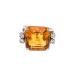 Bague en or gris 750 sertie d'une citrine taille carré à pans coupés (env. 12 ct) épaulée de