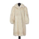 Impérial- manteau en vison blanc- travail à bandes verticales- col à revers- env. T42 /