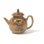 Théière boulet en porcelaine à glaçure café au lait- émaux famille verte et rouge de fer- Chine-