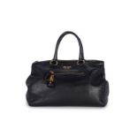 Prada- grand sac cabas en cuir d'agneau noir- bouclerie dorée- bandoulière- tirette et clochette