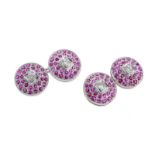 Paire de boutons de manchette en or gris 750 sertie de diamants taille brillant entourés de rubis-