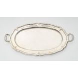 Plateau en argent 925- Mexique. Ovale festonné- les anses volutes- long. 46 cm- 1100g