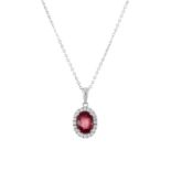 Pendentif en or gris 750 serti d'un rubis taille ovale (env. 1 ct) entouré de diamants taille