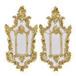 Paire de miroirs à parclose de style Rococo- fin XIXe s.- à cadre en forme d'écusson en bois sculpté