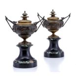 Paire de vases de cheminée d'époque Napoléon III en bronze à patine médaille à décor de fleurs et