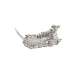 Broche plume en platine et or sertie de diamants taille brillant- long. 6 cm- 30g /