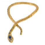 Collier serpent 2 ors 750 texturé la tête ornée d'un saphir taille ovale (env. 2 ct) entouré de