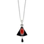 Pendentif de style Art Déco 2 ors 750 serti de corail- onyx et diamants sur 1 chaîne en or gris